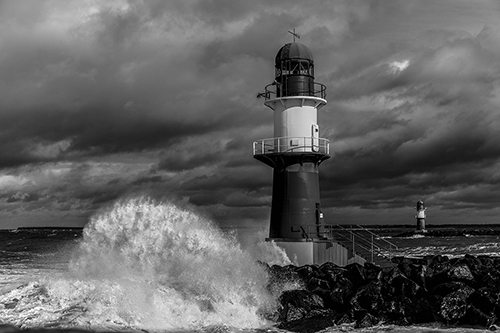 Stürmische Zeiten am Leuchtturm in Warnemünde
